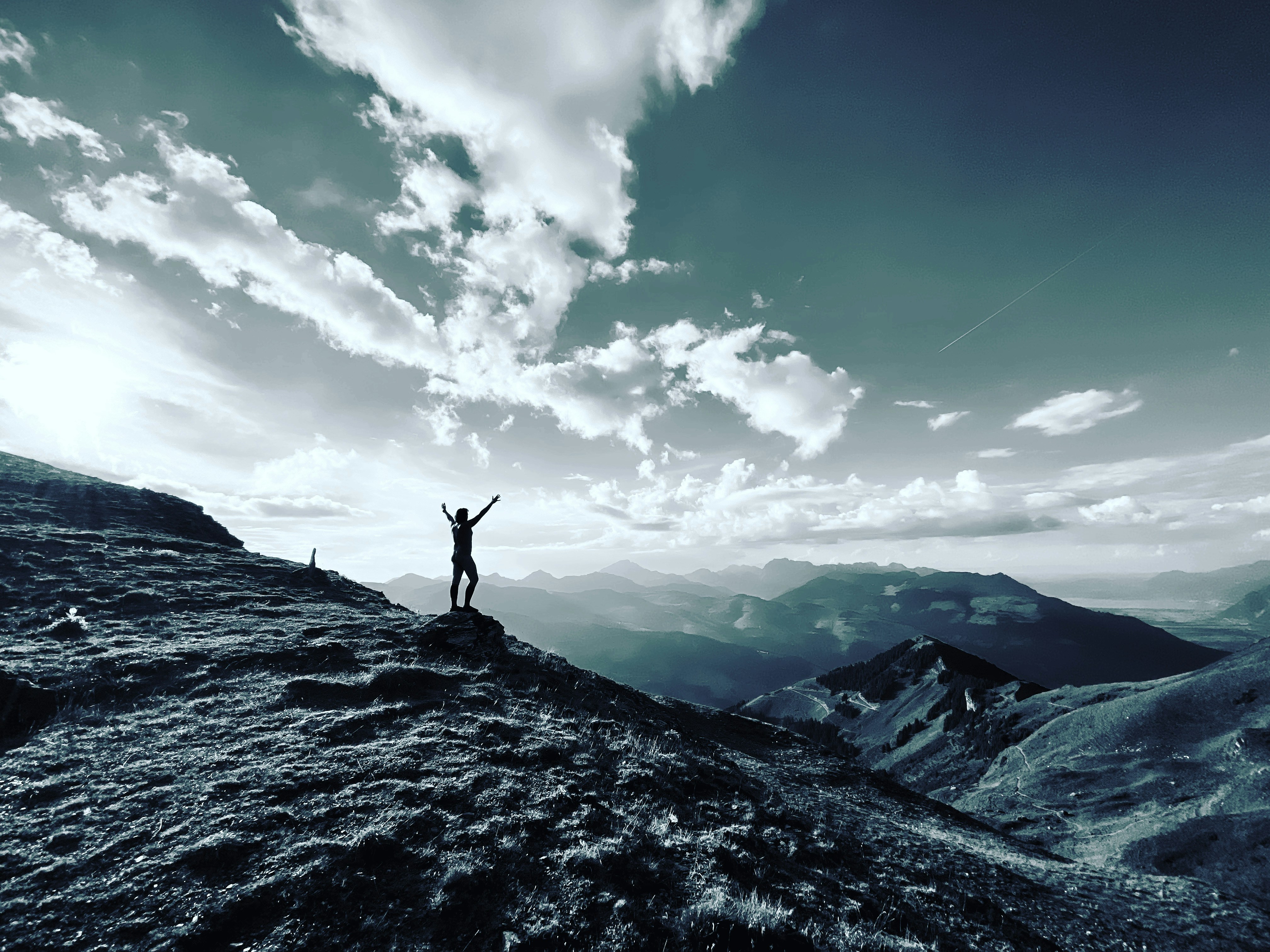 Photo by ricardo frantz on Unsplash, psychologist for women, goals, how to achieve your goals, goals without burnout, what is burnout, how to achieve your goal, online psychologist